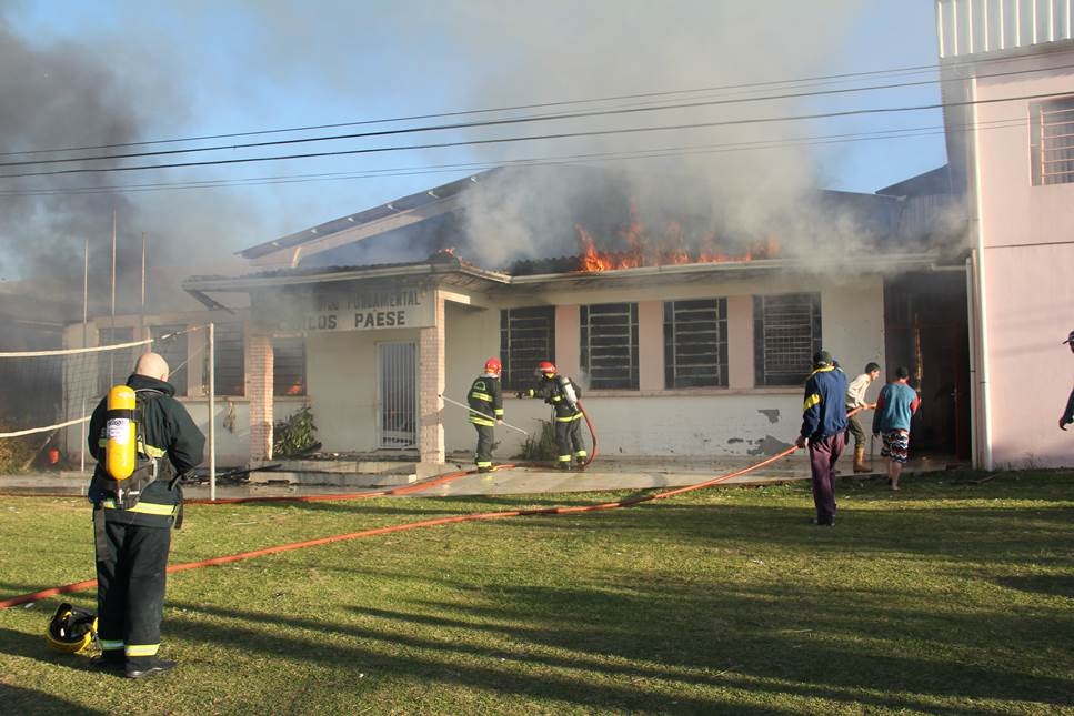 Micro-ônibus incendeia e chamas se espalham em escola de Linha Paese
