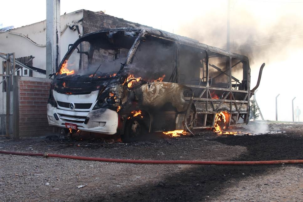 Micro-ônibus incendeia e chamas se espalham em escola de Linha Paese