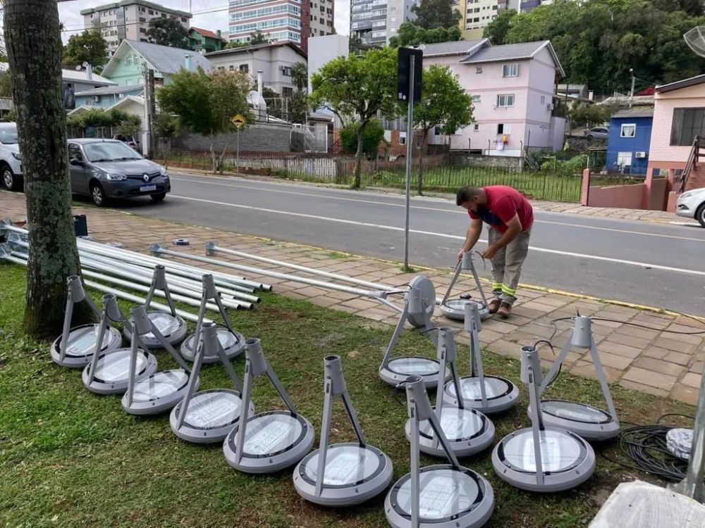 Praça das Rosas e do Progresso, em Bento, recebem iluminação em LED