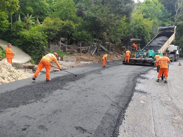 Obra para 3ª pista na Aristides Bertuol, em Bento Gonçalves, inicia pavimentação asfáltica