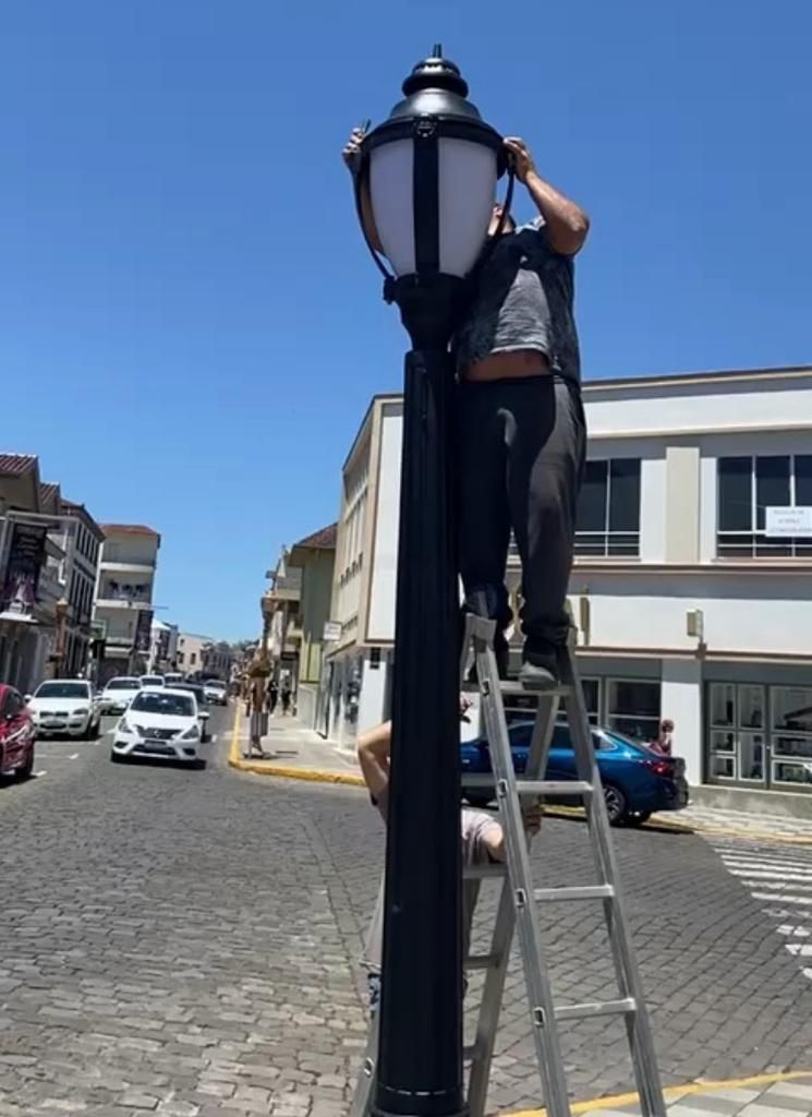 Secretária de Turismo fala sobre a troca de luminárias do Centro Histórico