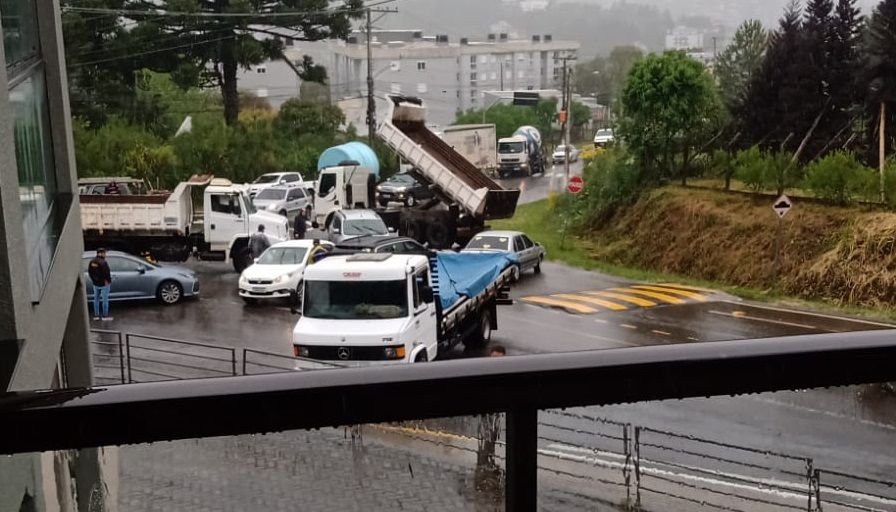 Manifestantes interrompem trânsito no Acesso Norte de Garibaldi