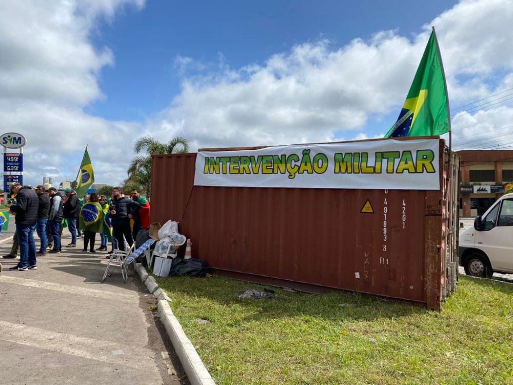 Trânsito liberado, mas manifestantes continuam na BR-470, em Garibaldi