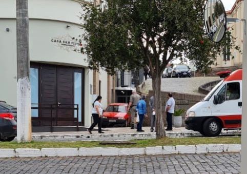 Mulher perde controle e carro despenca ao lado da igreja Matriz