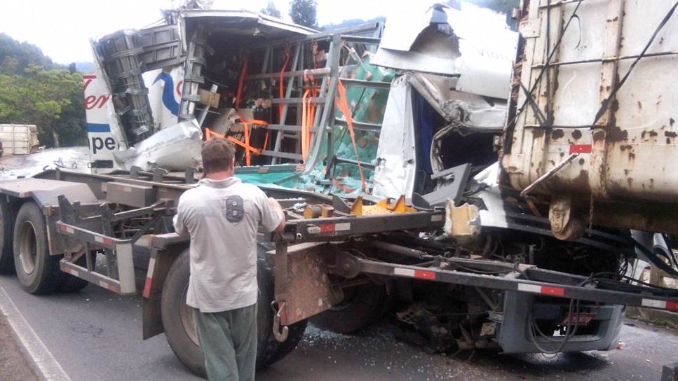 Rodovia ERS - 446 fica bloqueada após acidente envolvendo dois caminhões