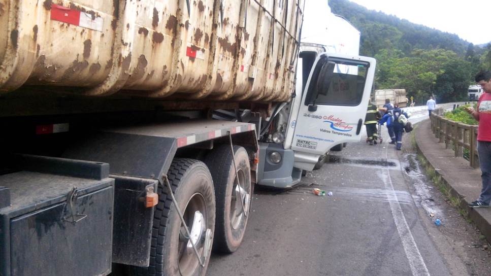 Rodovia ERS - 446 fica bloqueada após acidente envolvendo dois caminhões