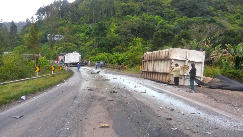 Rodovia ERS - 446 fica bloqueada após acidente envolvendo dois caminhões