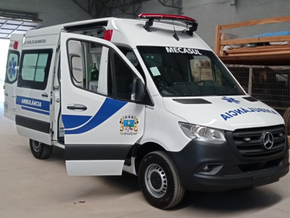 Prefeitura de Carlos Barbosa recebe nova ambulância 