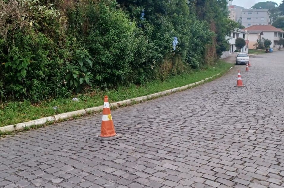 Rua Marechal Floriano Peixoto, em Carlos Barbosa, está trancada para veículos