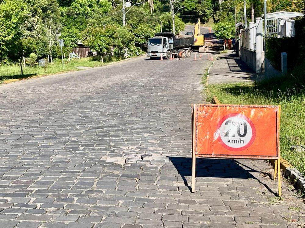 Obras de asfaltamento da “Estrada Velha” em Carlos Barbosa são iniciadas
