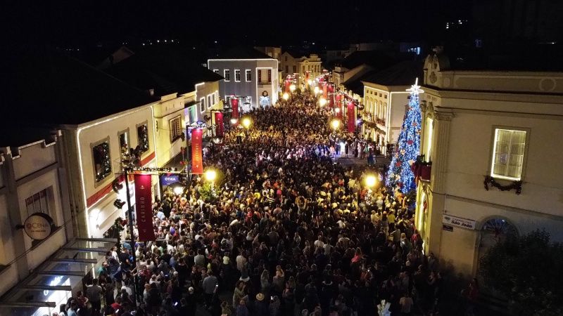 Público lota Centro Histórico de Garibaldi na abertura do Natal Borbulhante 2022