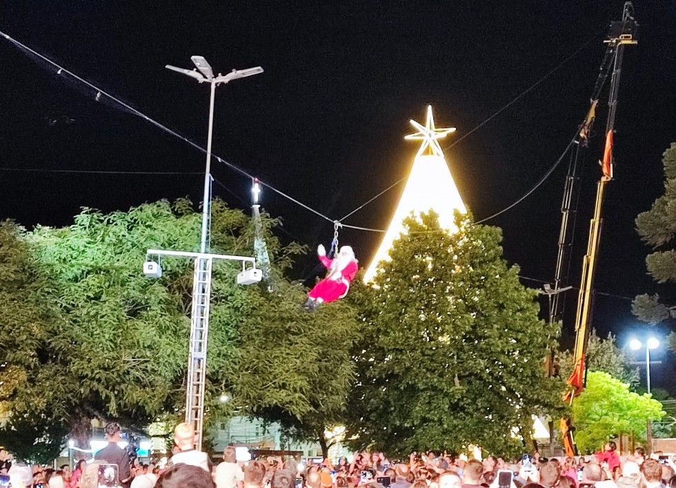 Mais de 6 mil pessoas acompanharam a Chegada do Papai Noel em Carlos Barbosa 