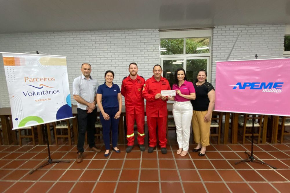 Apeme Mulher e Parceiros Voluntários doam R$ 6 mil aos Bombeiros de Garibaldi