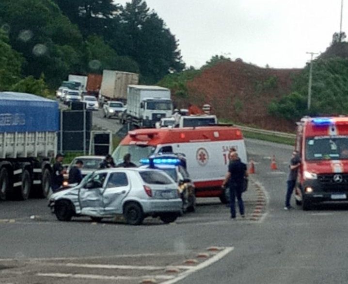 Três veículos se envolvem em acidente, na BR-470, em Garibaldi