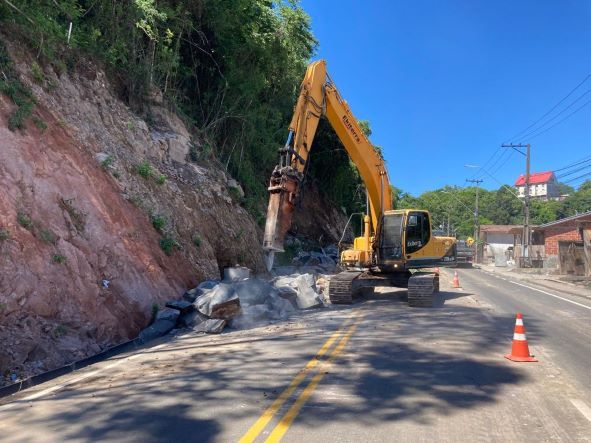 Remoção de pedras da Aristides Bertuol é realizada nesta sexta-feira, em Bento