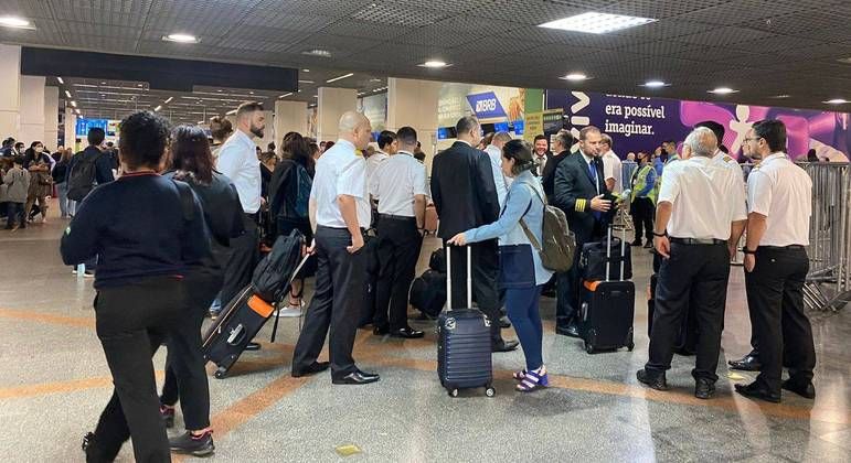 Paralisação de pilotos e comissários provoca atrasos e cancelamentos em aeroportos