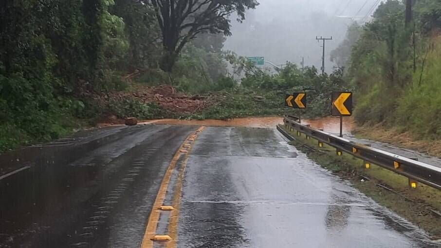 BR 101 tem trechos interditados e chance de deslizamentos em 21 cidades de SC