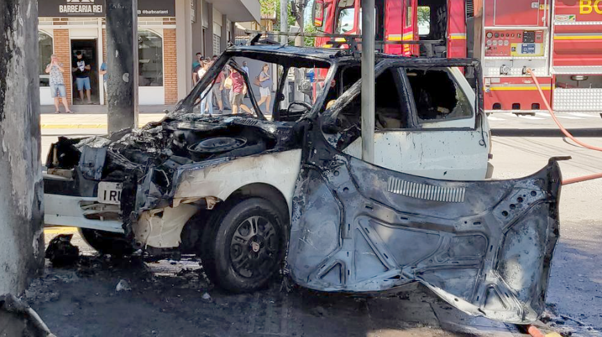 Veículo bate no muro e pega fogo em Bento Gonçalves
