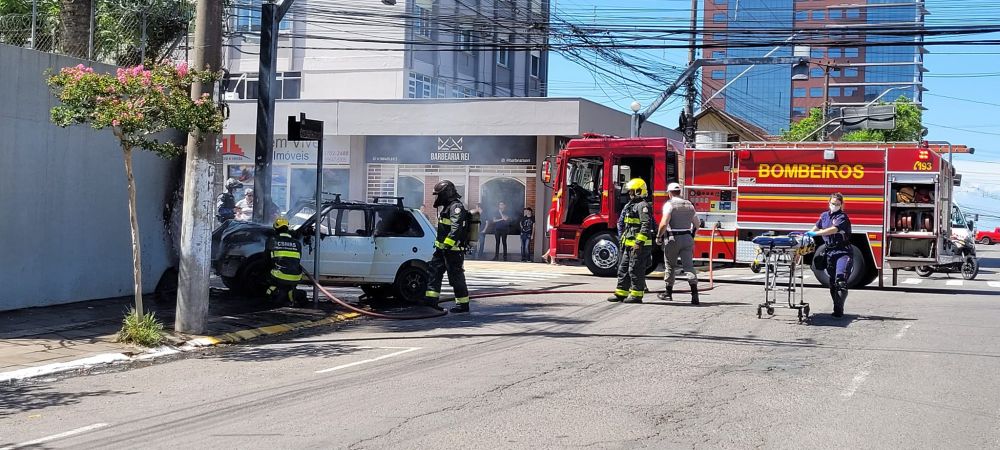 Veículo bate no muro e pega fogo em Bento Gonçalves