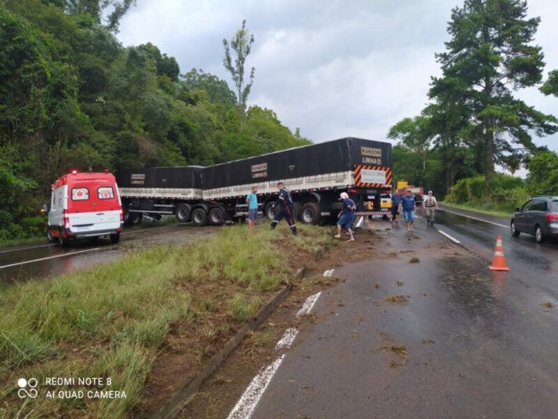 Acidente com carreta deixou ERS 122 bloqueada