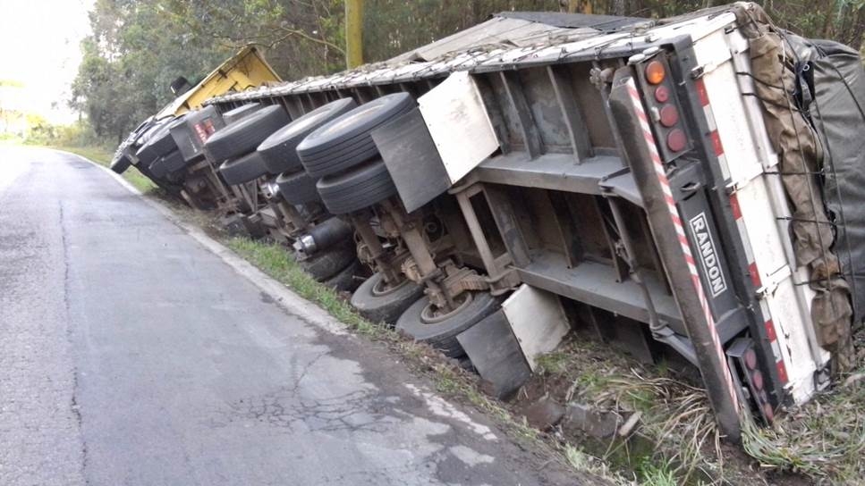 Caminhão sai da pista e tomba na BR - 470 em Carlos Barbosa