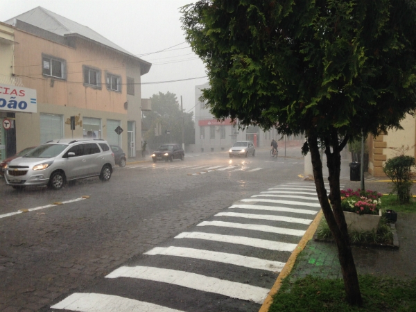Chuva deixa ruas centrais de Garibaldi alagadas