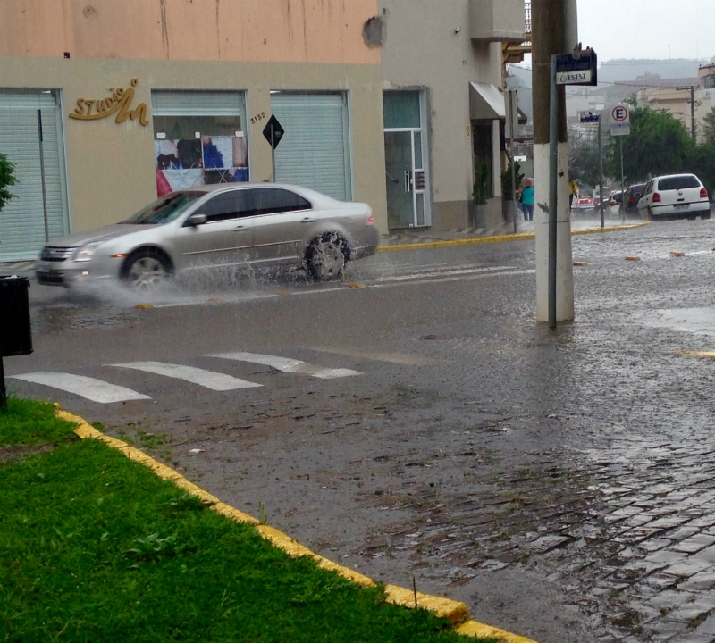 Chuva deixa ruas centrais de Garibaldi alagadas