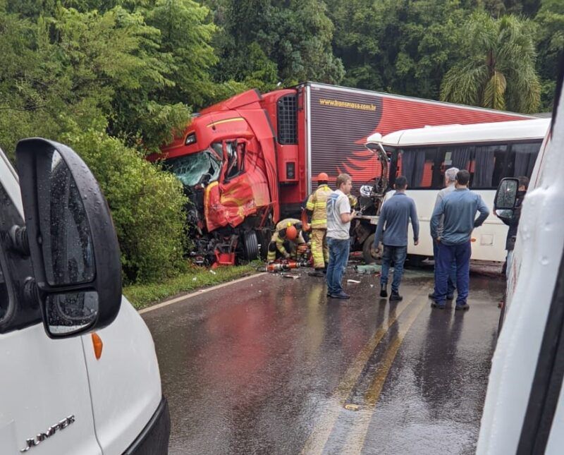 Acidente entre caminhão e ônibus deixa 15 feridos em Flores da Cunha