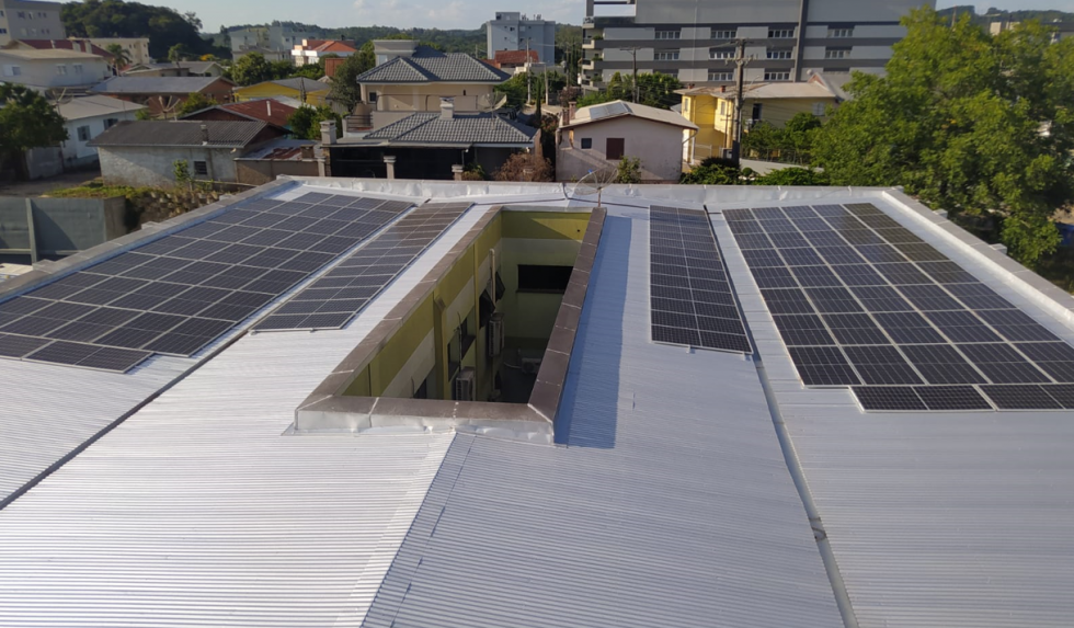 Carlosa Barbosa instala Placas Solares no Centro Municipal de Saúde
