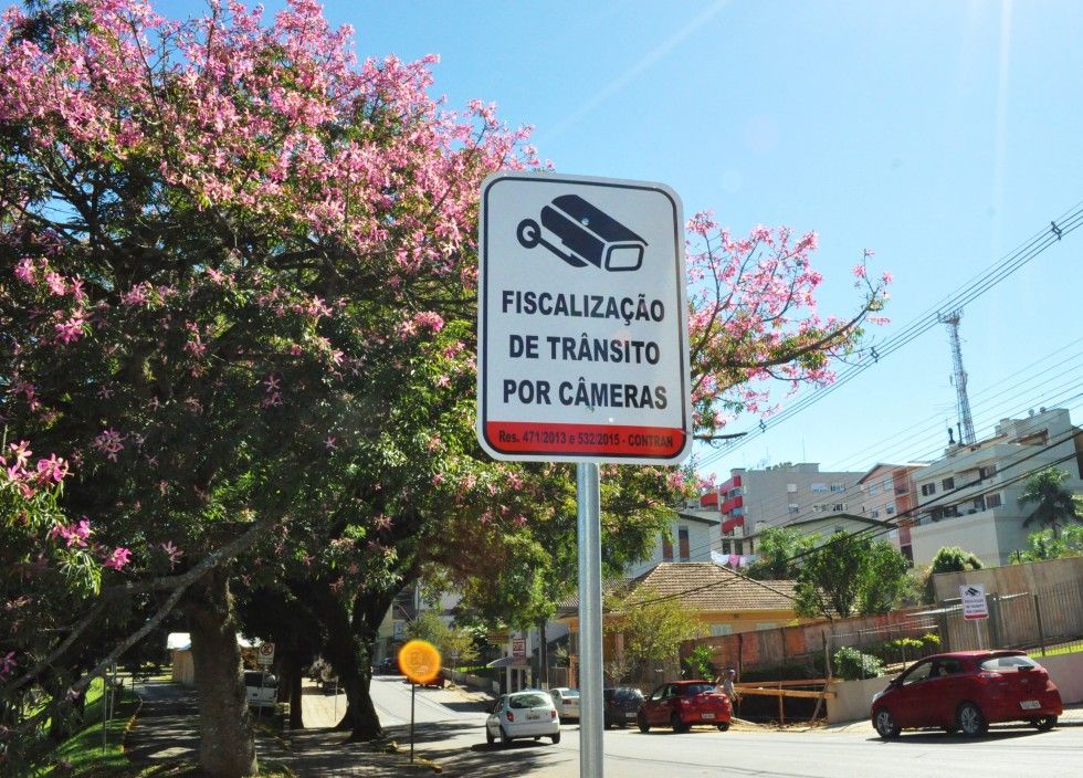 Servidor aplica “festival de multas” de trânsito em Carlos Barbosa