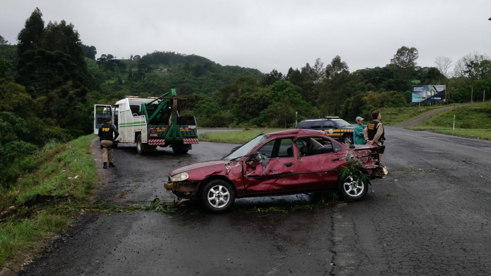 Motorista perde controle do carro e cai em barranco na BR 470