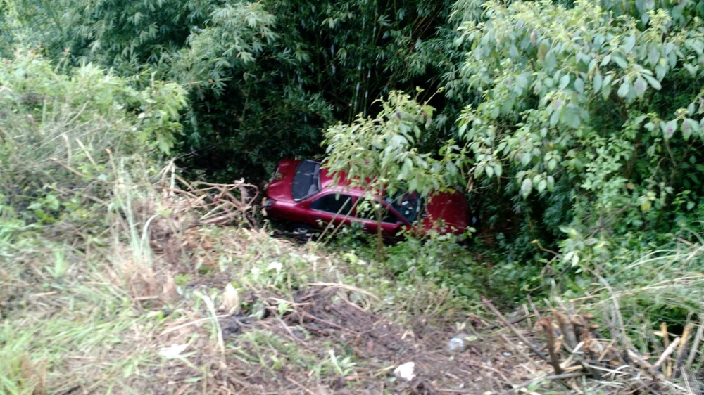 Motorista perde controle do carro e cai em barranco na BR 470