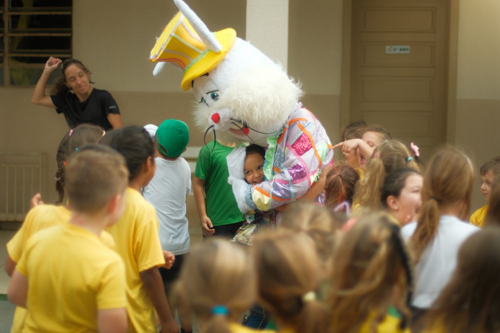 Coelho da Páscoa visita escolas em Carlos Barbosa