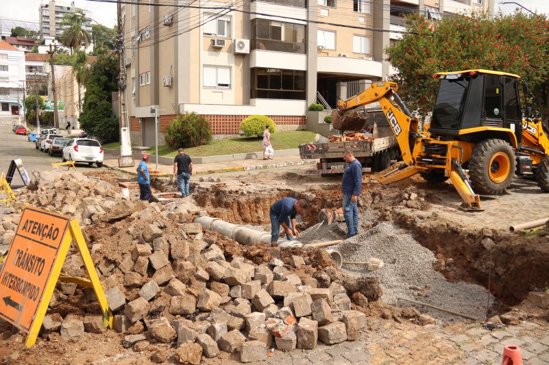 Corsan troca a tubulação da Borges de Medeiros em Garibaldi