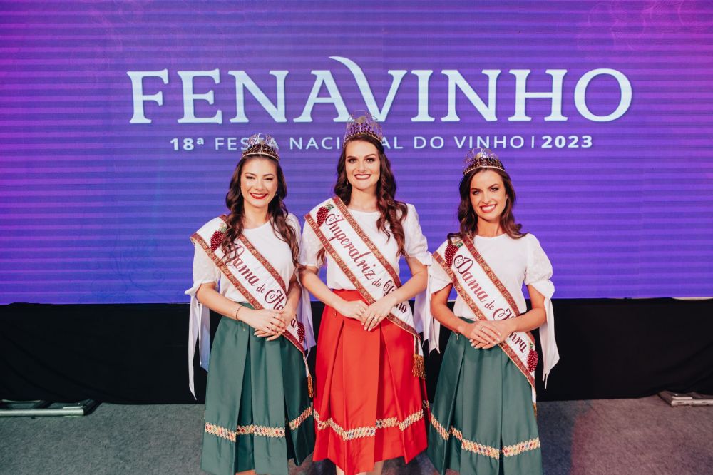 Ana Paula Côrtes Foresti é a Imperatriz da 18ª Fenavinho