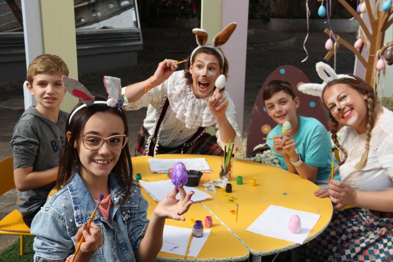 Oficina de pintura de ovos de Páscoa reuniu crianças na praça Loureiro da Silva