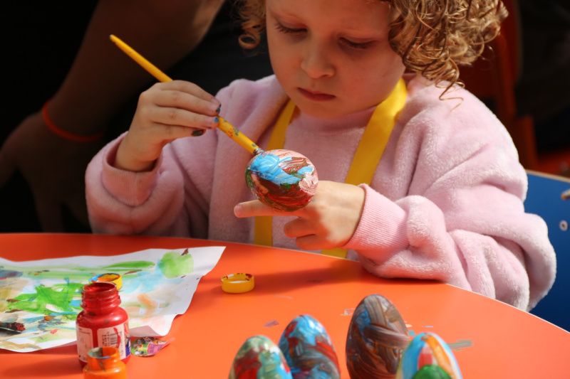 Oficina de pintura de ovos de Páscoa reuniu crianças na praça Loureiro da Silva