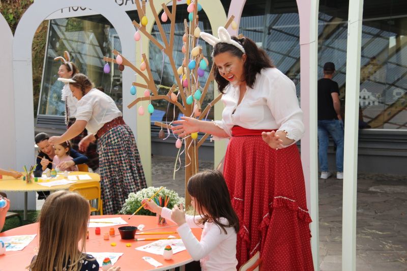 Oficina de pintura de ovos de Páscoa reuniu crianças na praça Loureiro da Silva