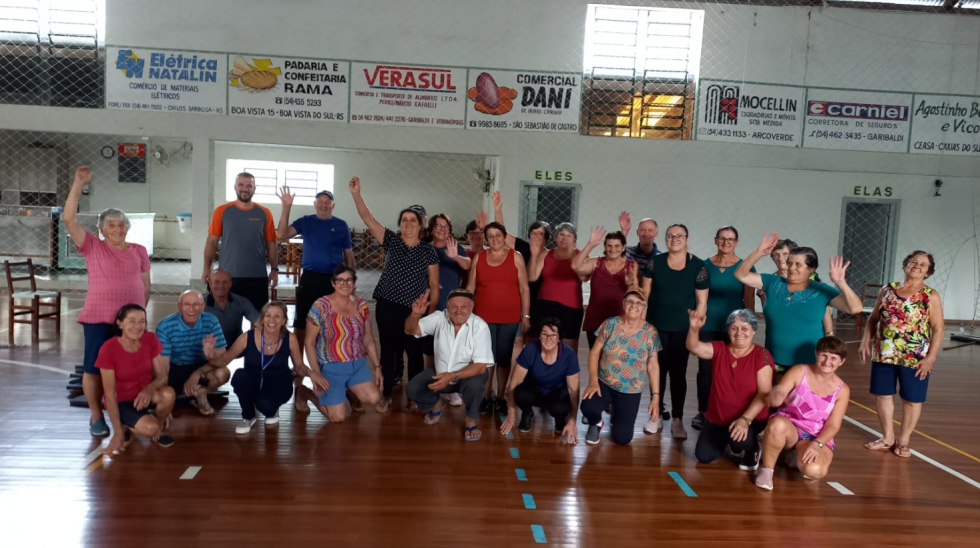 Comunidade do Cinco Baixo também recebe aulas de ginástica