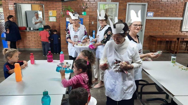 Voluntárias do projeto "Mãos que produzem para doar" realizam ação de Páscoa