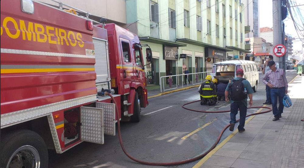 Kombi incendeia no centro de Bento Gonçalves