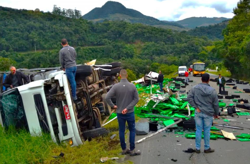 Acidente entre caminhões deixa um ferido em Linha Alcântara