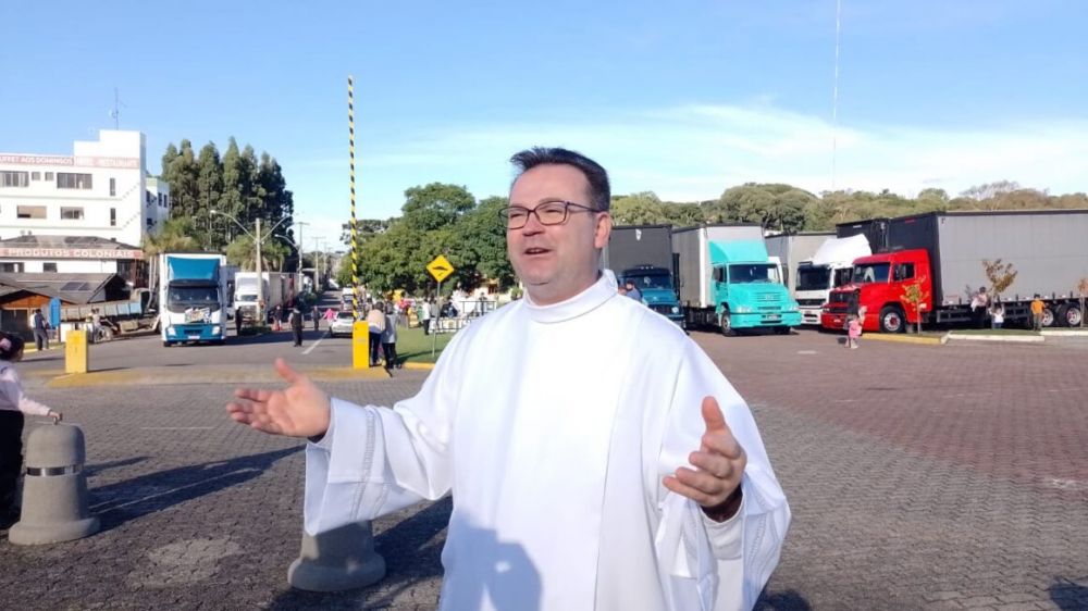 Padre Ricardo Fontana recebe com bênçãos participantes da Pré-romaria