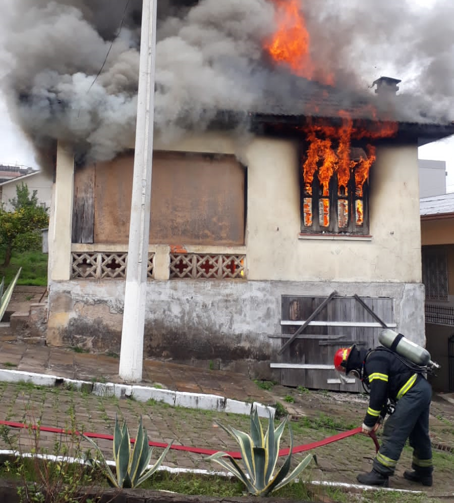 Incêndio destrói parte de residência no centro de Garibaldi