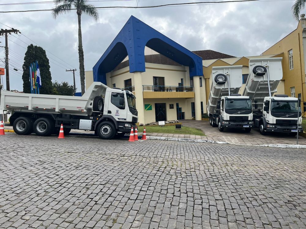 Município adquire três novos caminhões para cidade e interior