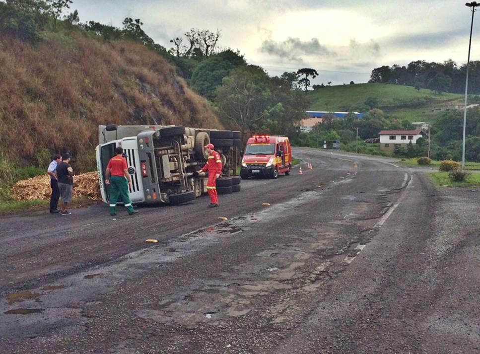 Caminhão tomba no trevo de Carlos Barbosa