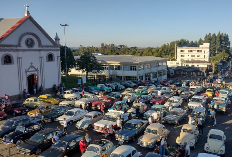 15ª Romaria dos Carros Antigos reúne devotos em Farroupilha