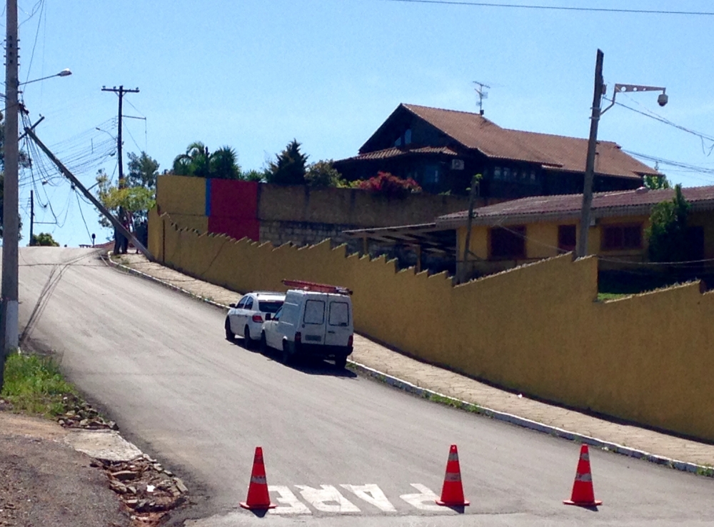 Poste ameaça cair e rua é bloqueada no Bairro Alfândega