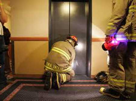 Diversas pessoas ficam trancadas dentro de elevador em Bento