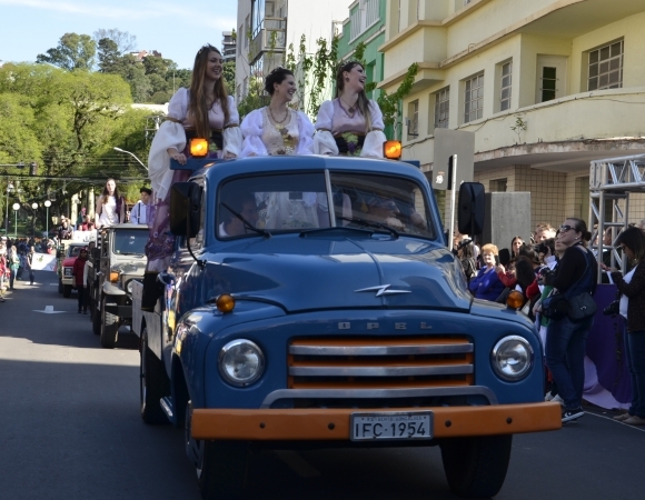 Desfile temático abre oficialmente o mês de aniversário de Bento Gonçalves